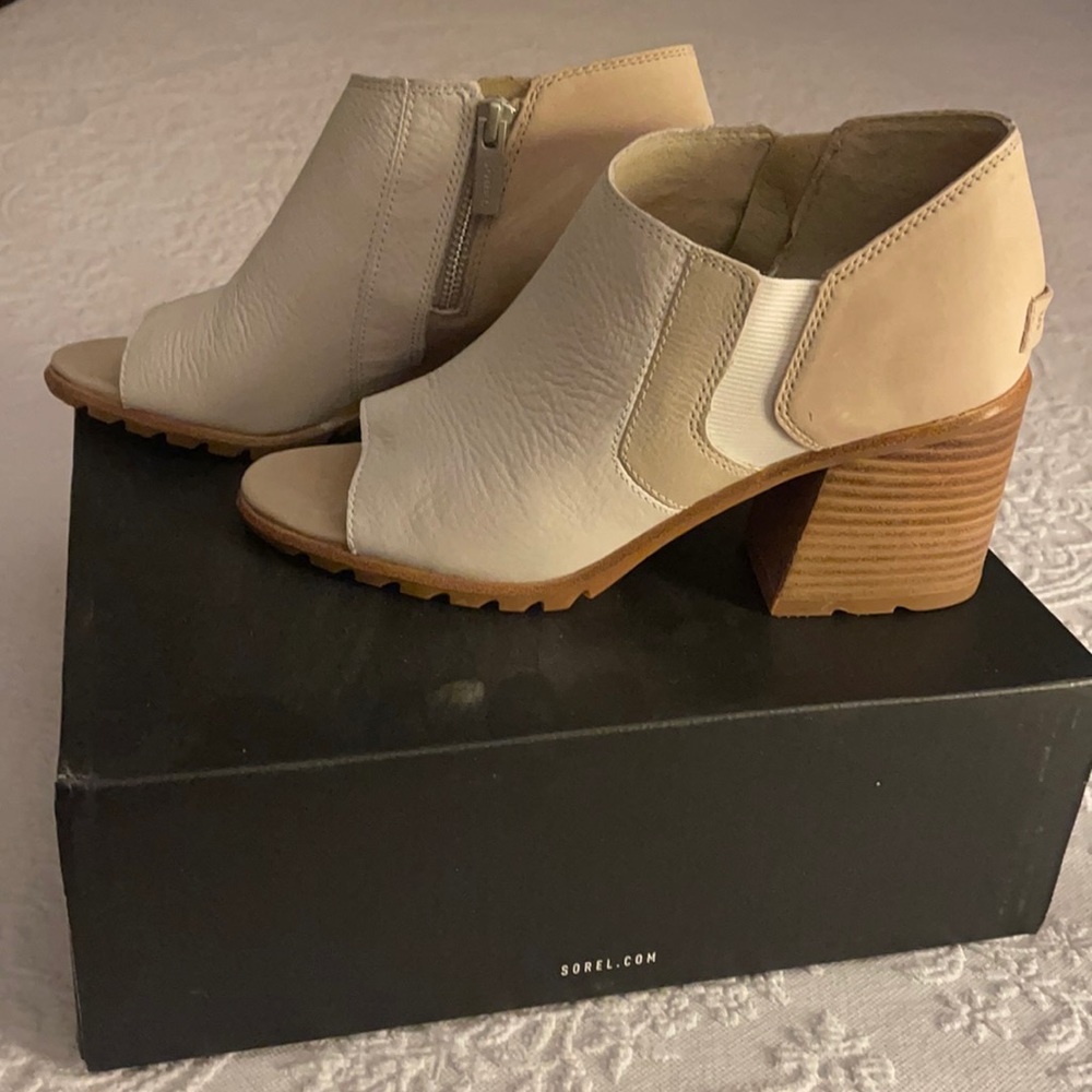 Sorel White/Tan Ankle Booties